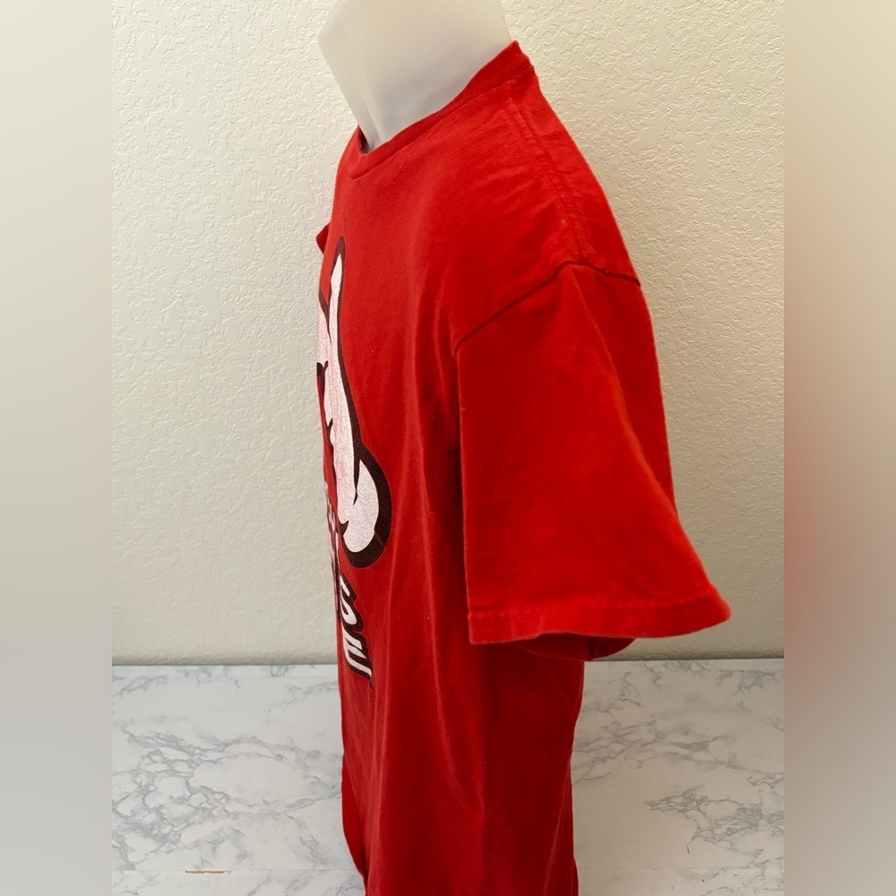SHE'S MINE Finger Pointing Mens Red T-Shirt Size M Short Sleeve Tee U - Picture 2 of 4